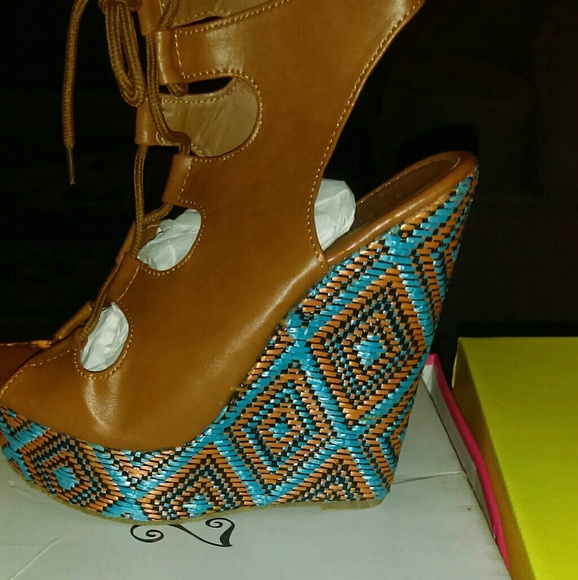 Womens wedge, stylish and a must have. New - Picture 2 of 3